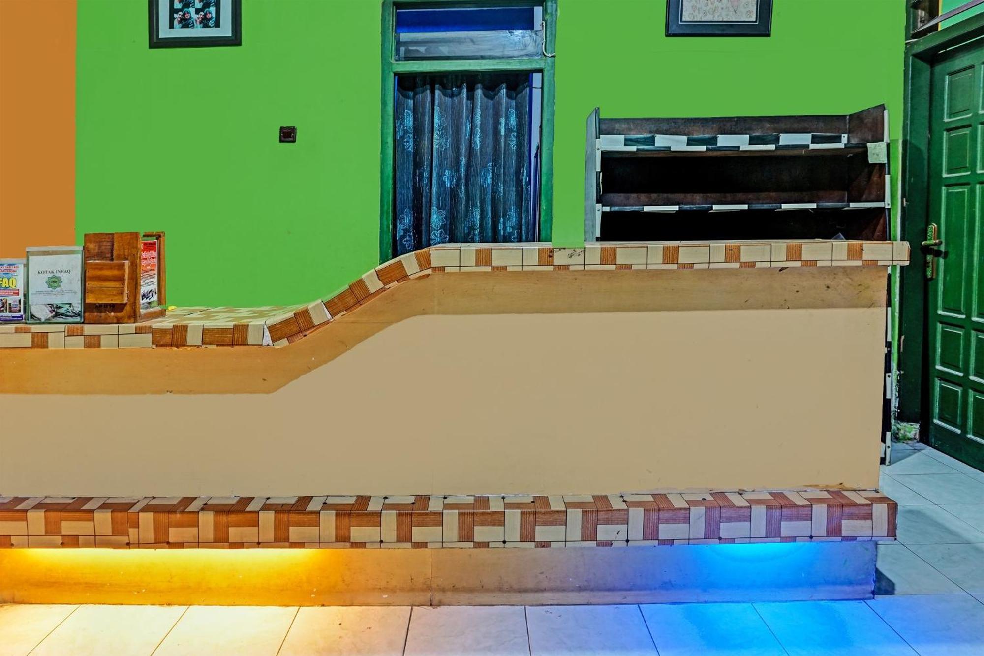 Oyo 91697 Nyaman Homestay Syariah Pare 外观 照片