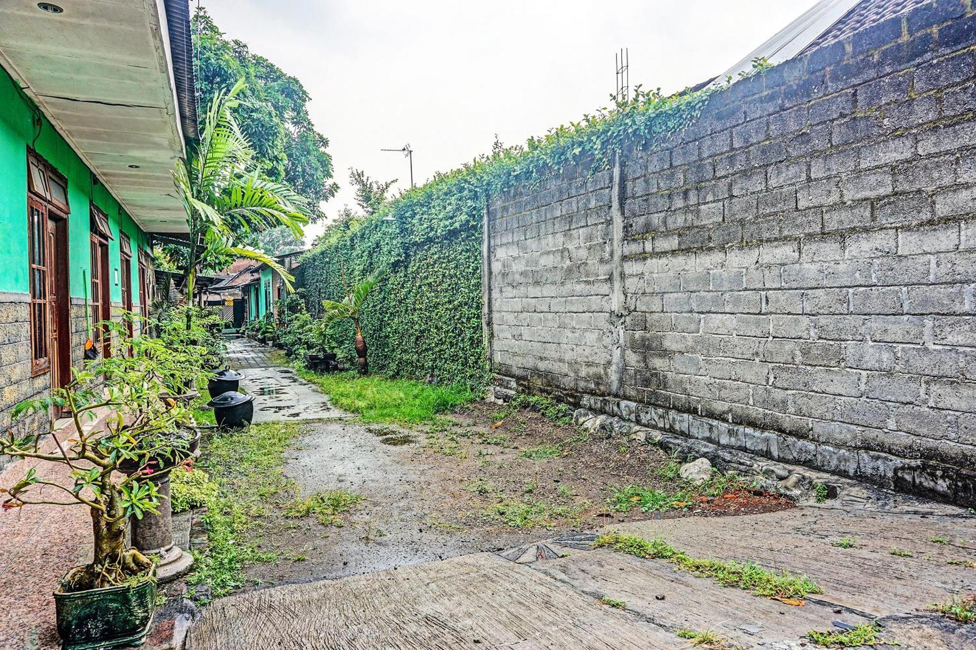 Oyo 91697 Nyaman Homestay Syariah Pare 外观 照片
