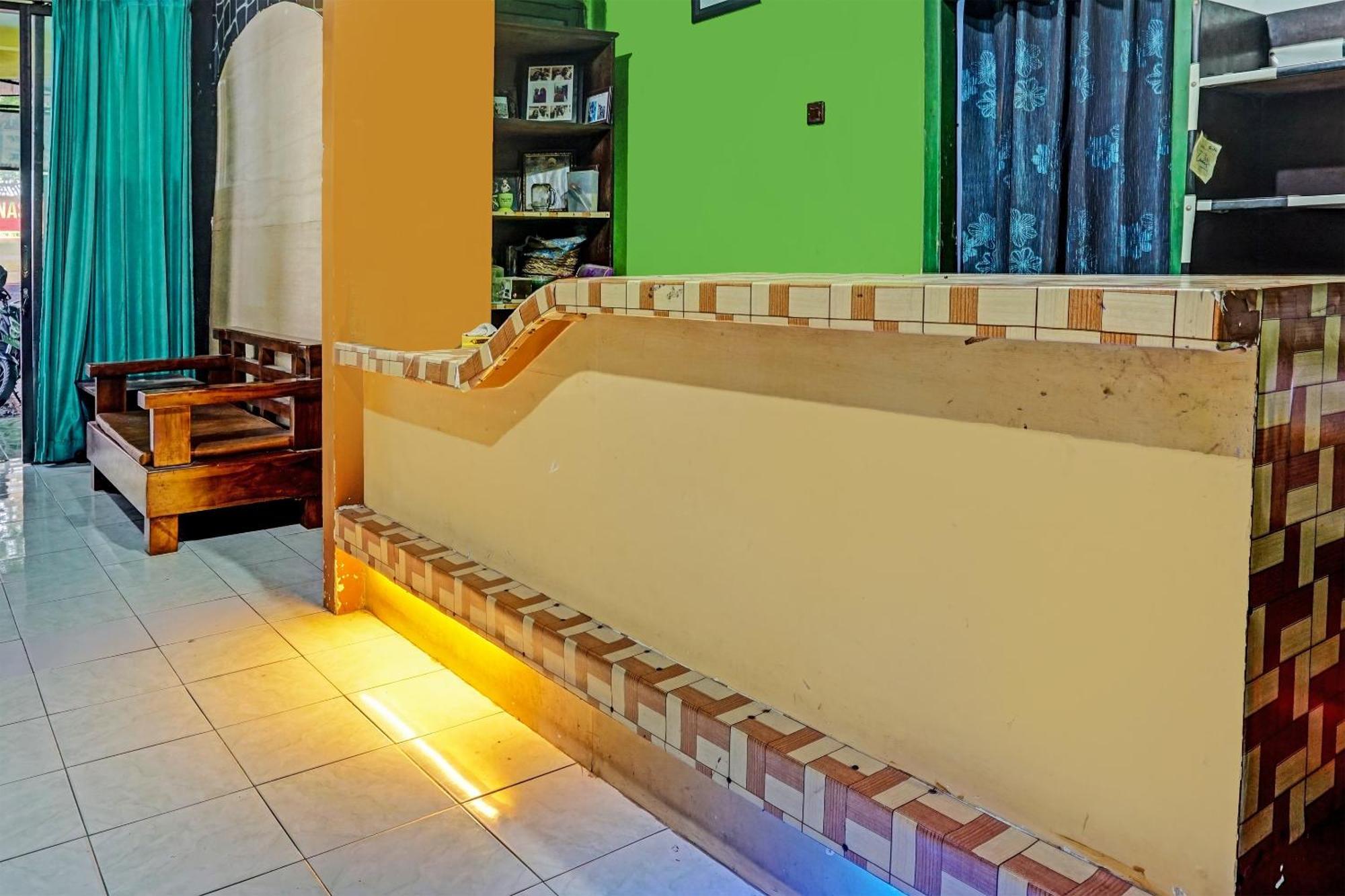 Oyo 91697 Nyaman Homestay Syariah Pare 外观 照片